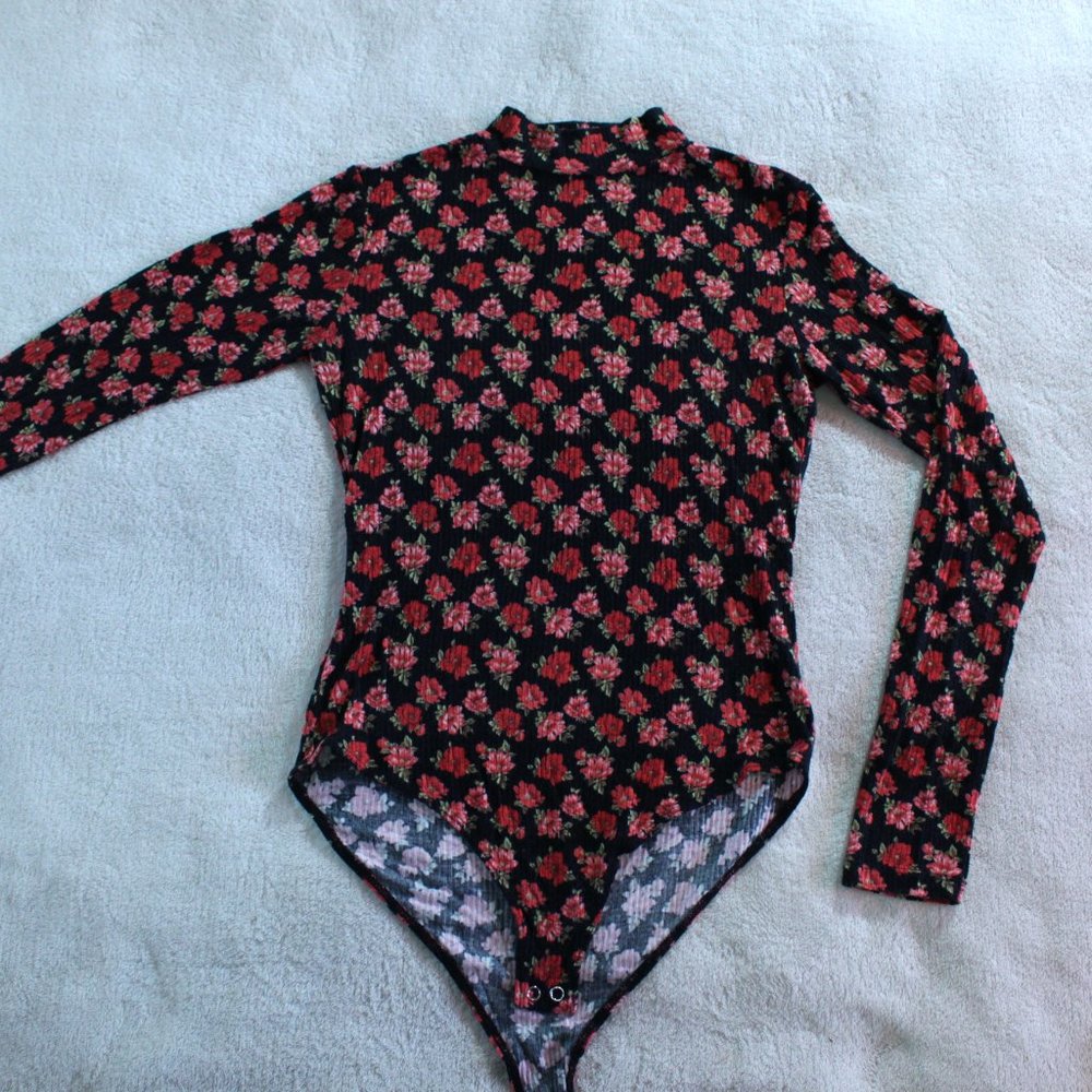 FOREVER 21 Long Sleeve Black & Red Floral Mock Turtleneck Bodysuit
